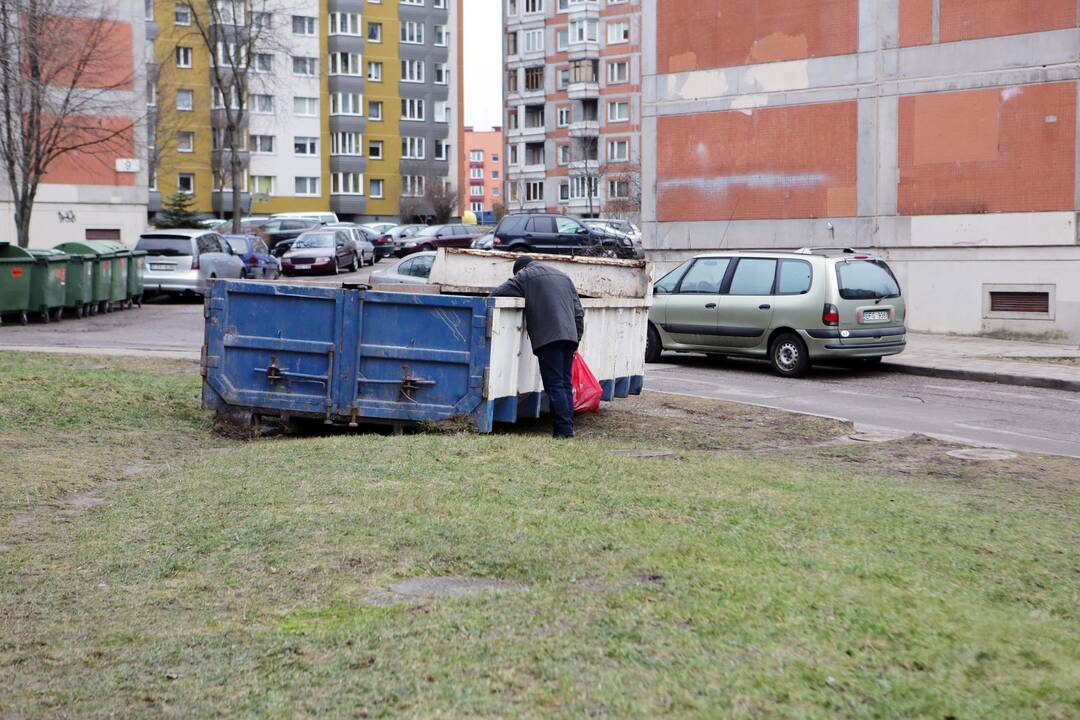 Valomas apleistas butas Bandužių gatvėje