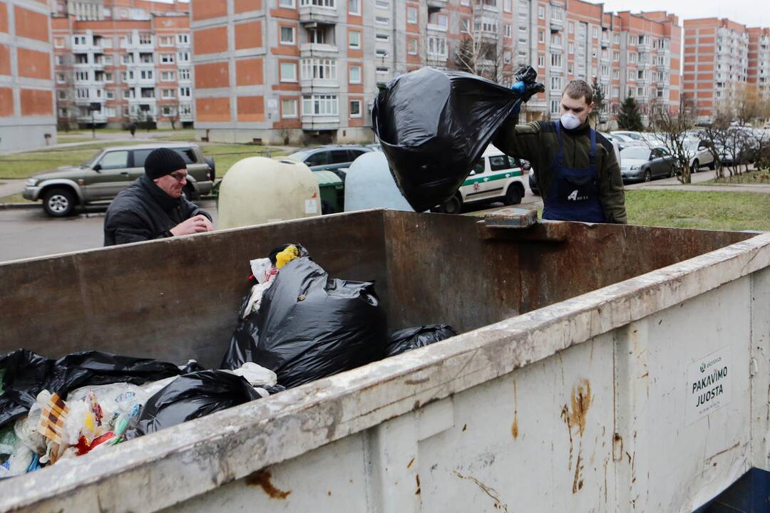 Valomas apleistas butas Bandužių gatvėje