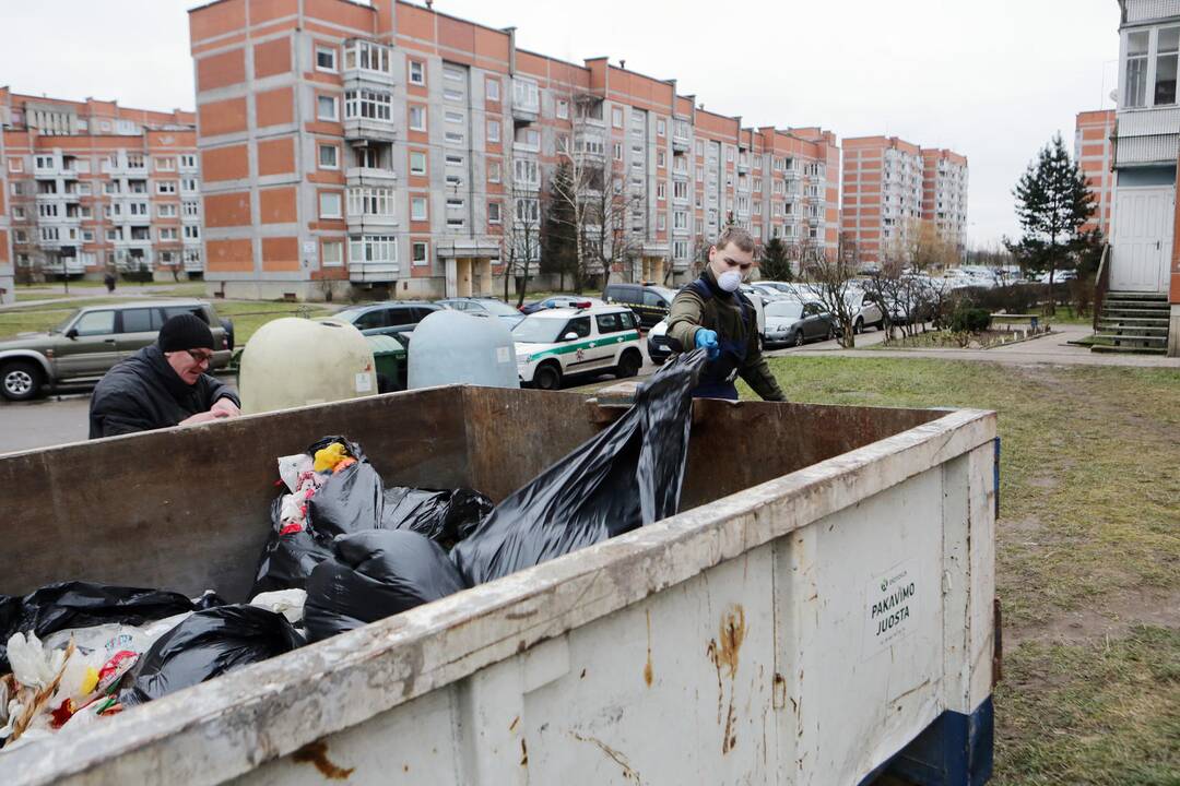 Valomas apleistas butas Bandužių gatvėje