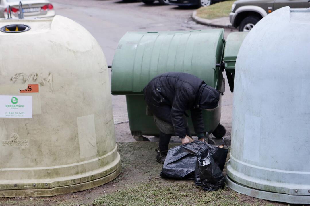 Valomas apleistas butas Bandužių gatvėje