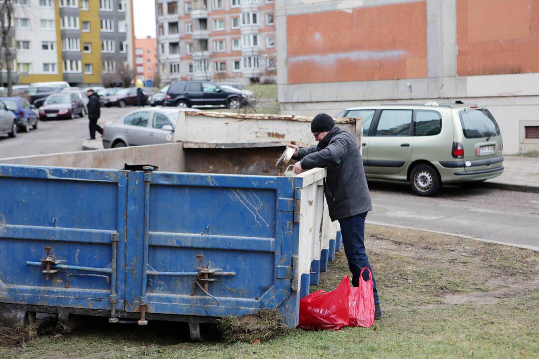 Valomas apleistas butas Bandužių gatvėje
