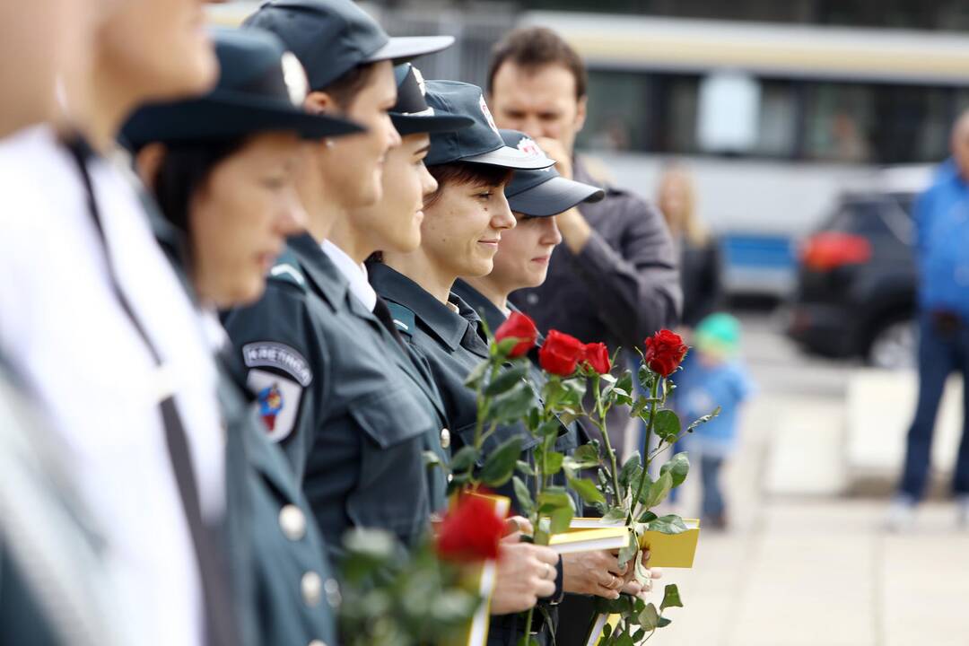 Klaipėdoje atsisveikinta su patyrusiais pareigūnais, prisaikdinti nauji policininkai  Skaitykite daugiau: http://klaipeda.diena.lt/naujienos/klaipeda/miesto-pulsas/klaipedoje-atsisveikinta-su-patyrusiais-pareigūnais-prisaikdinti-nauji-policininkai-637527#