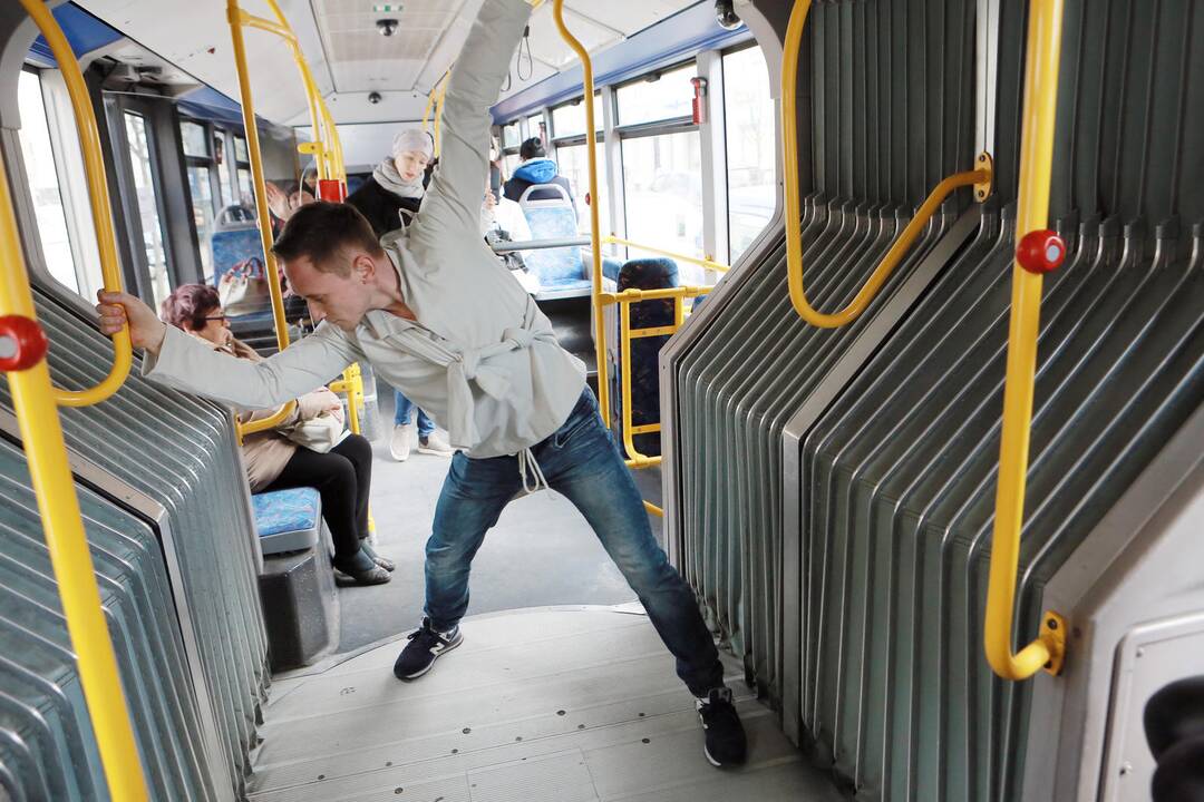 Muzikinio teatro baleto grupės pasirodymas viešąjame autobuse