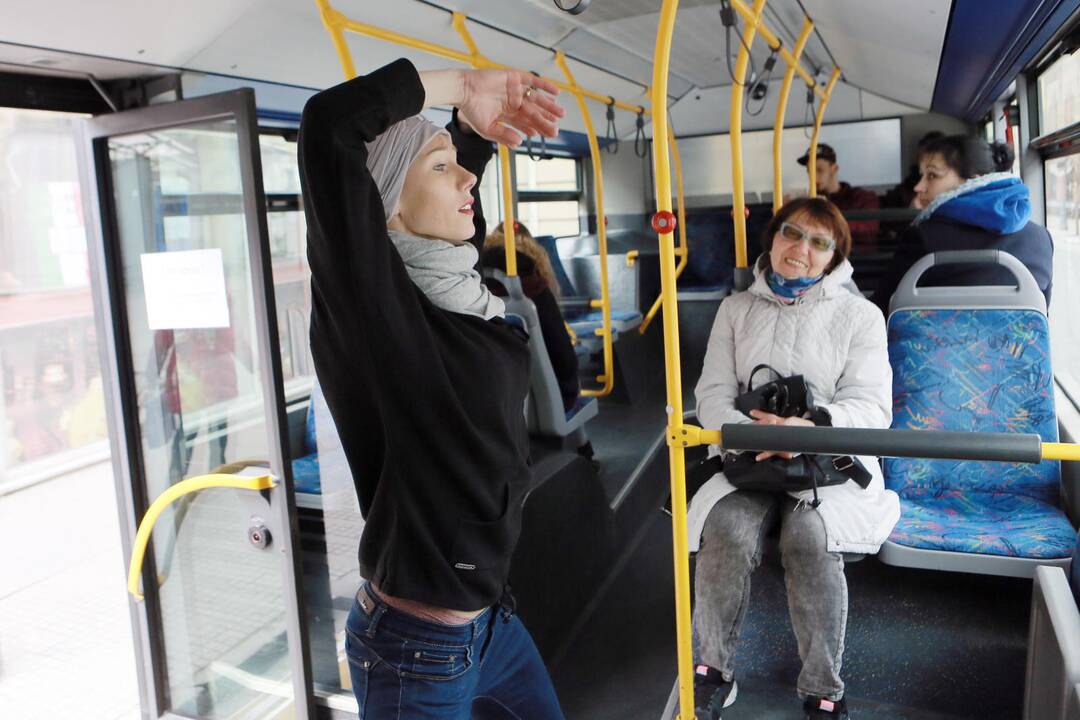 Muzikinio teatro baleto grupės pasirodymas viešąjame autobuse