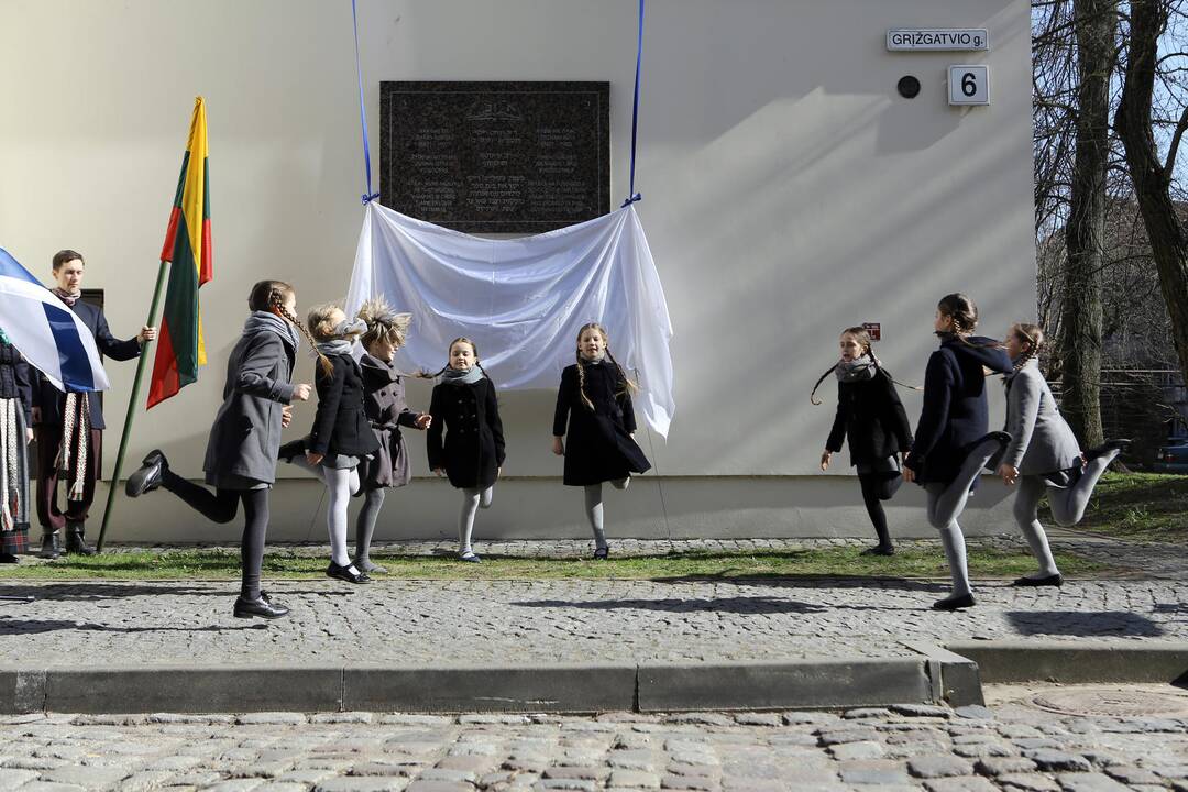 Klaipėdoje atidengta lenta Izraelio vėliavos autoriui