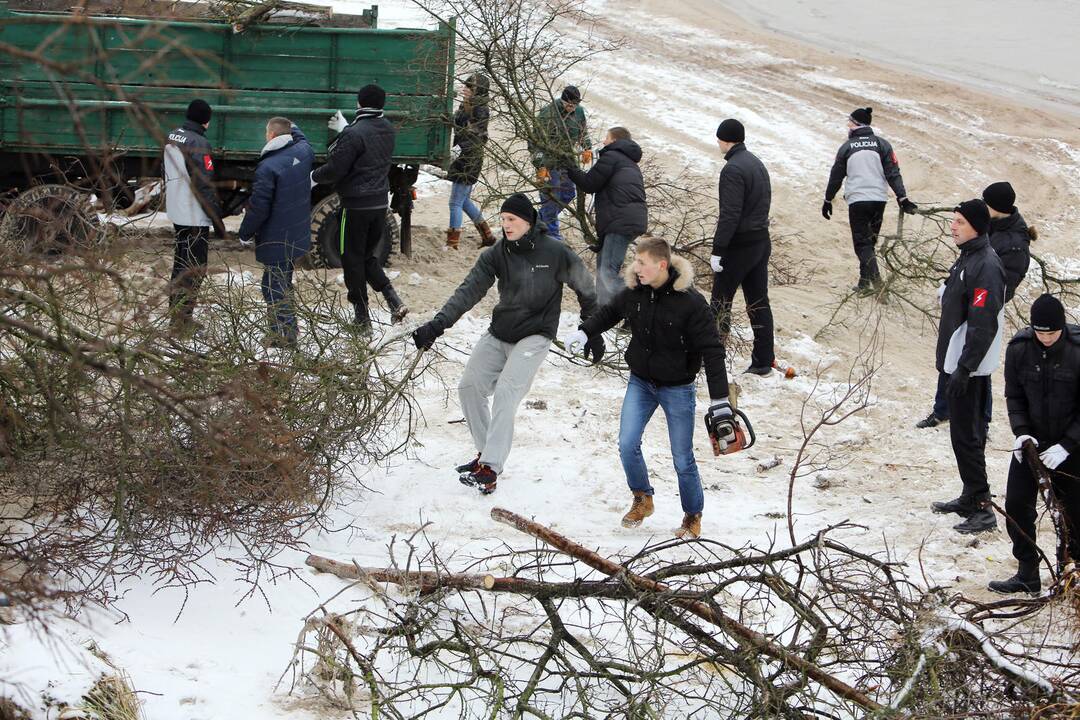 Policijos mokyklos kursantai tvarko pajūrį