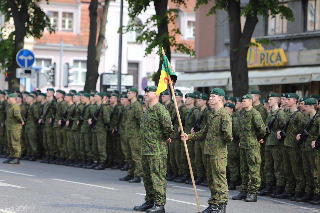Klaipėdoje į atsargą išlydėti pirmieji šauktiniai