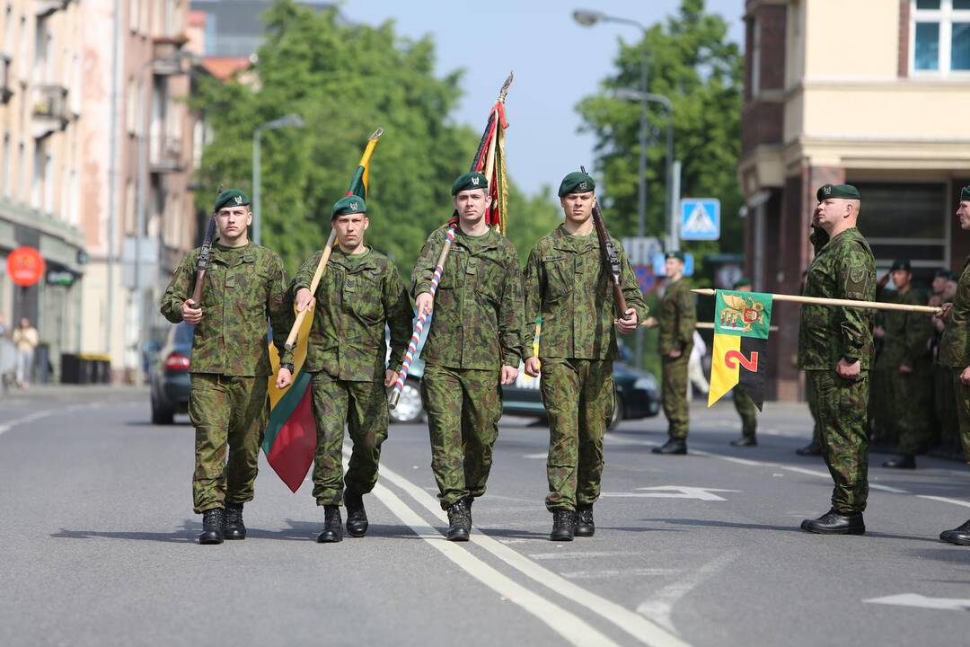 Klaipėdoje į atsargą išlydėti pirmieji šauktiniai