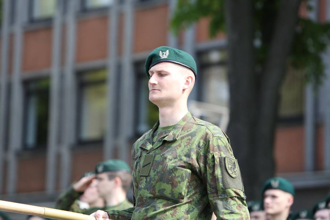 Klaipėdoje į atsargą išlydėti pirmieji šauktiniai