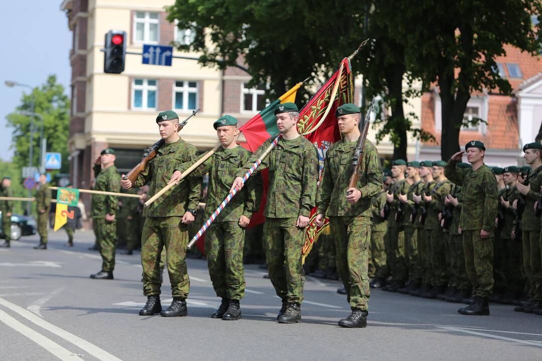 Klaipėdoje į atsargą išlydėti pirmieji šauktiniai