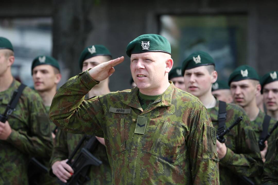 Klaipėdoje į atsargą išlydėti pirmieji šauktiniai