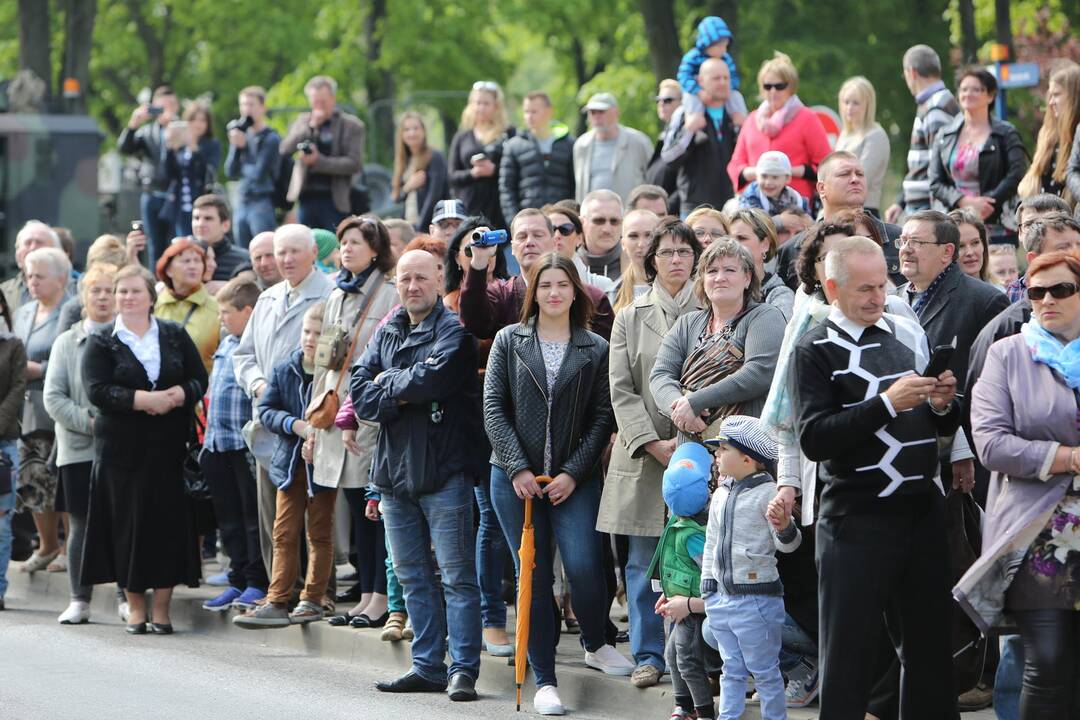 Klaipėdoje į atsargą išlydėti pirmieji šauktiniai