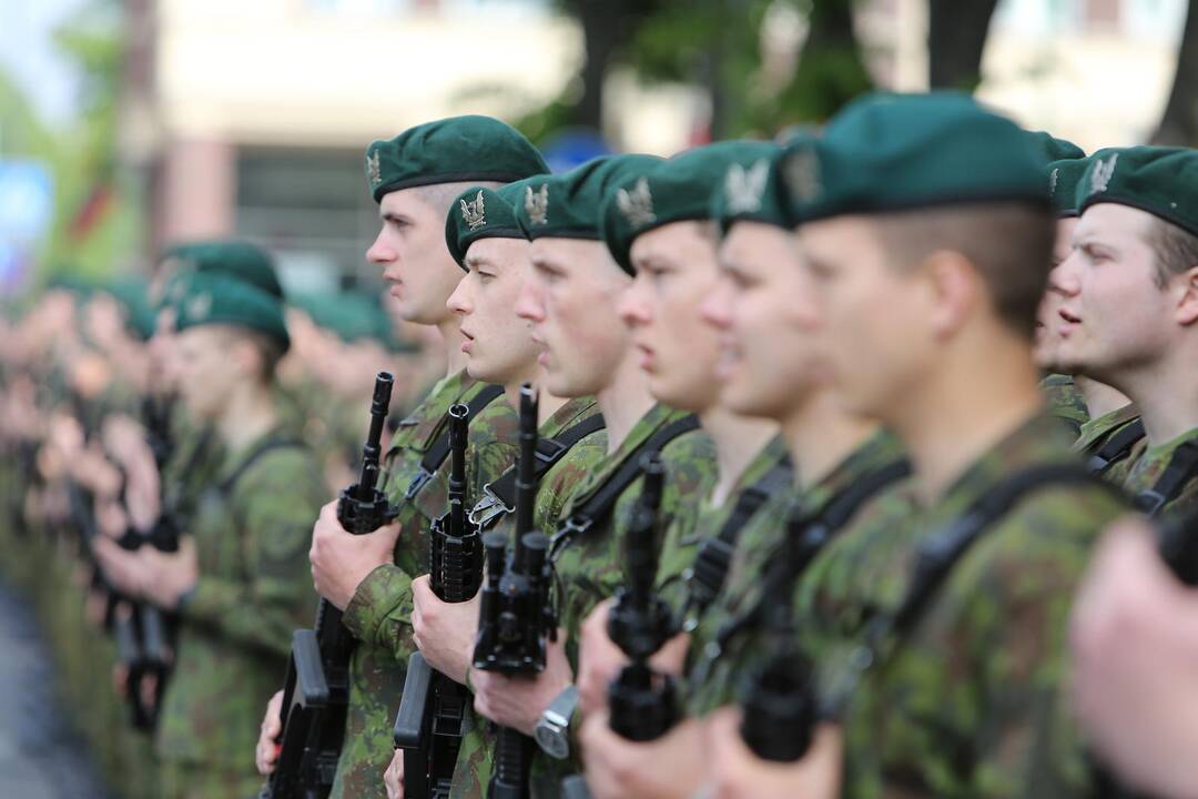 Klaipėdoje į atsargą išlydėti pirmieji šauktiniai