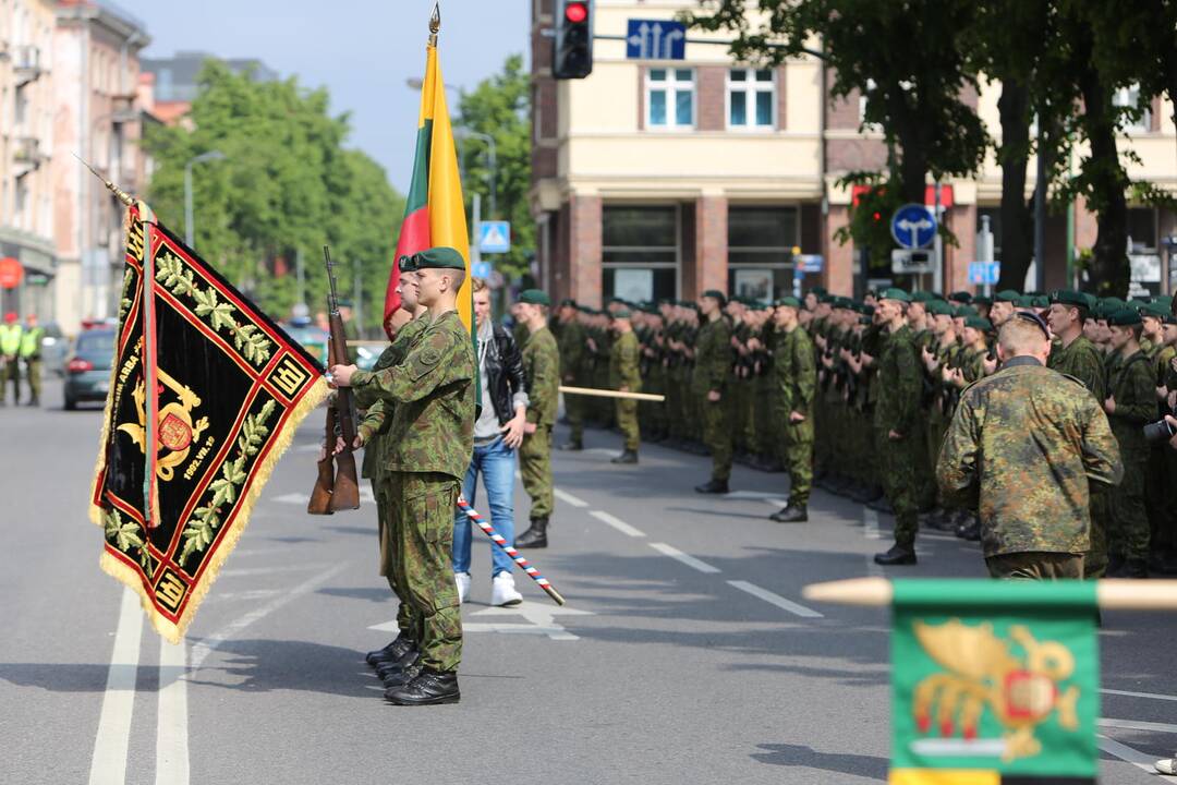 Klaipėdoje į atsargą išlydėti pirmieji šauktiniai
