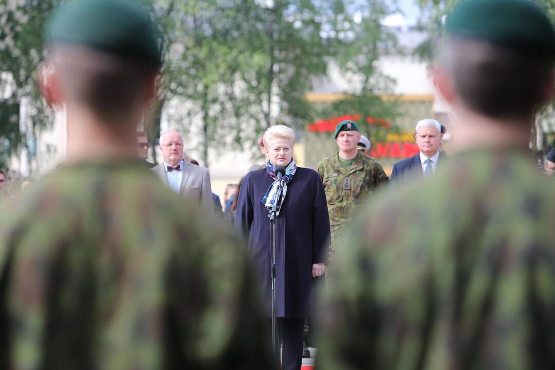 Klaipėdoje į atsargą išlydėti pirmieji šauktiniai