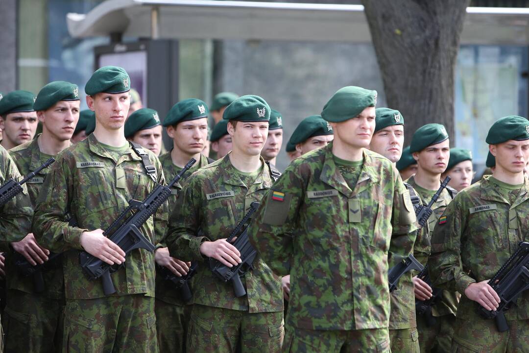 Klaipėdoje į atsargą išlydėti pirmieji šauktiniai