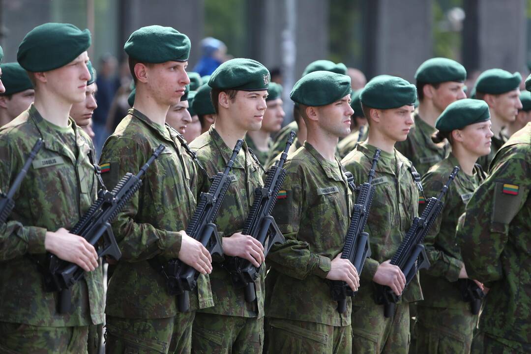 Klaipėdoje į atsargą išlydėti pirmieji šauktiniai