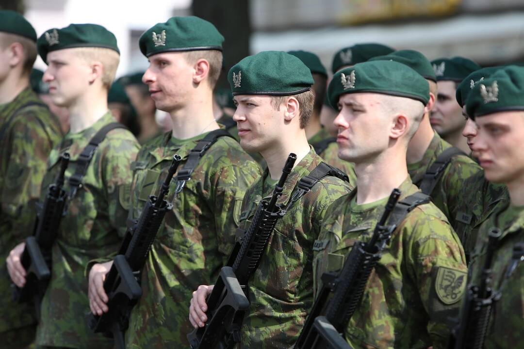 Klaipėdoje į atsargą išlydėti pirmieji šauktiniai
