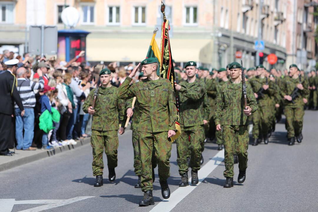 Klaipėdoje į atsargą išlydėti pirmieji šauktiniai