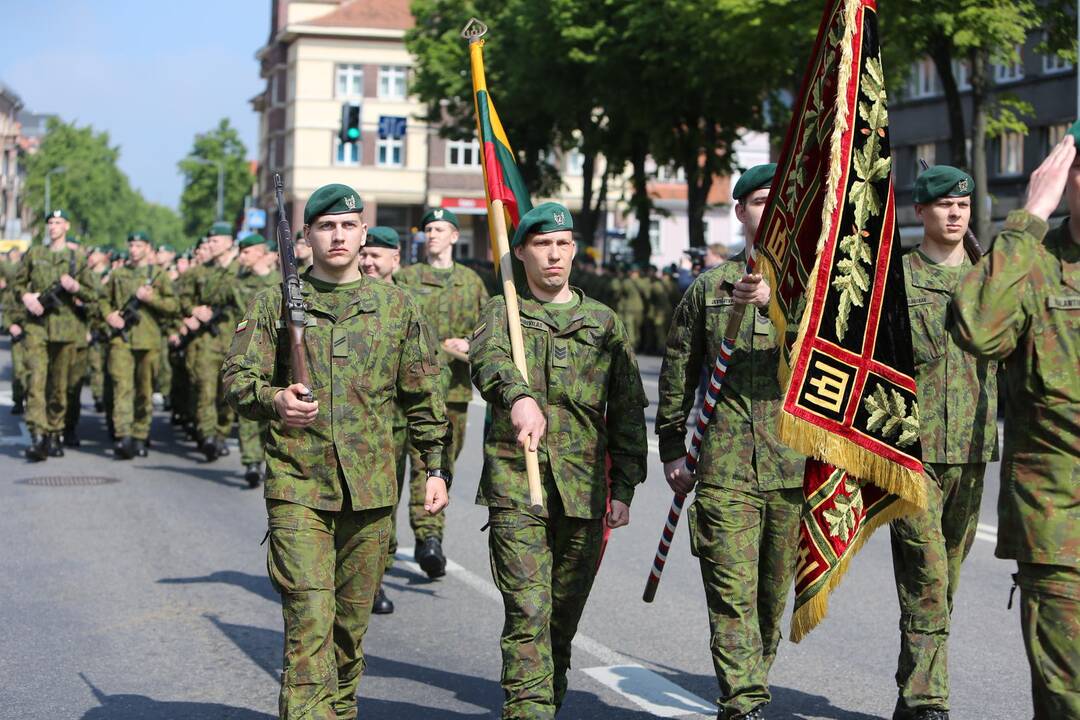Klaipėdoje į atsargą išlydėti pirmieji šauktiniai