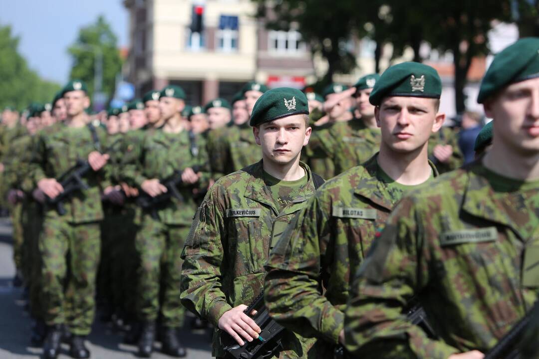 Klaipėdoje į atsargą išlydėti pirmieji šauktiniai