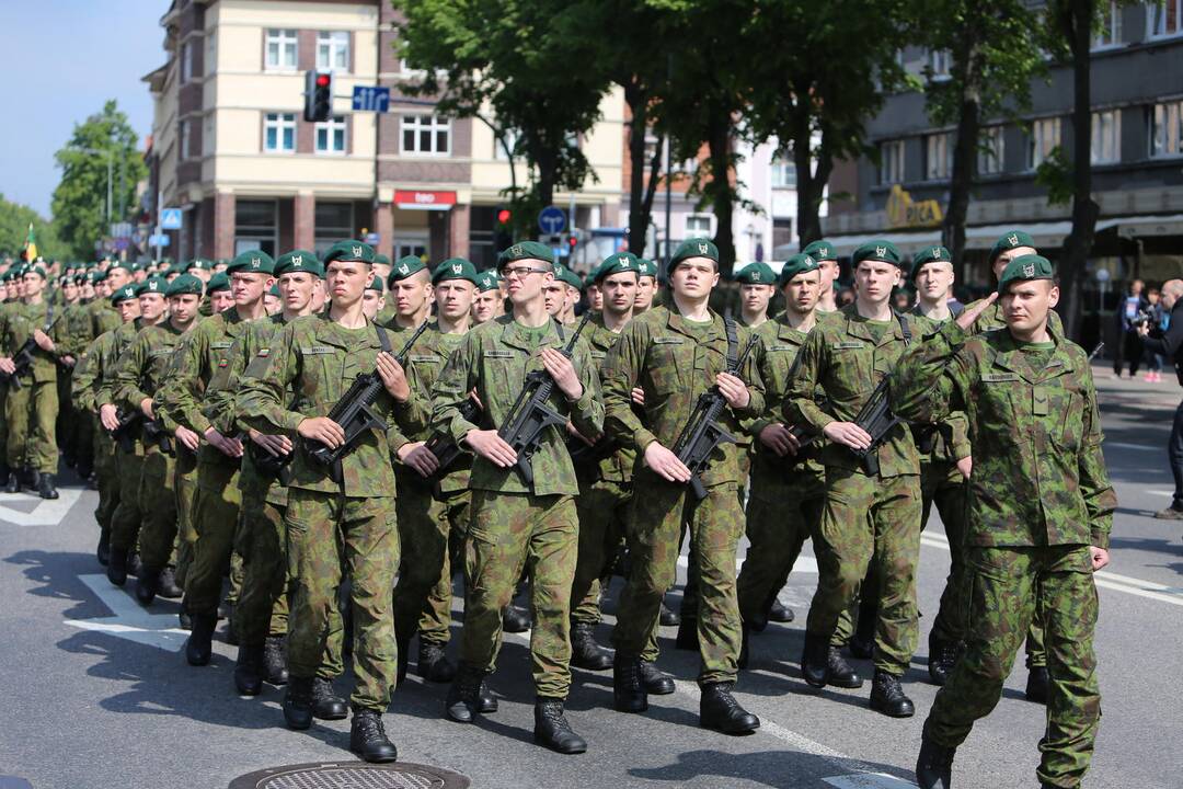 Klaipėdoje į atsargą išlydėti pirmieji šauktiniai