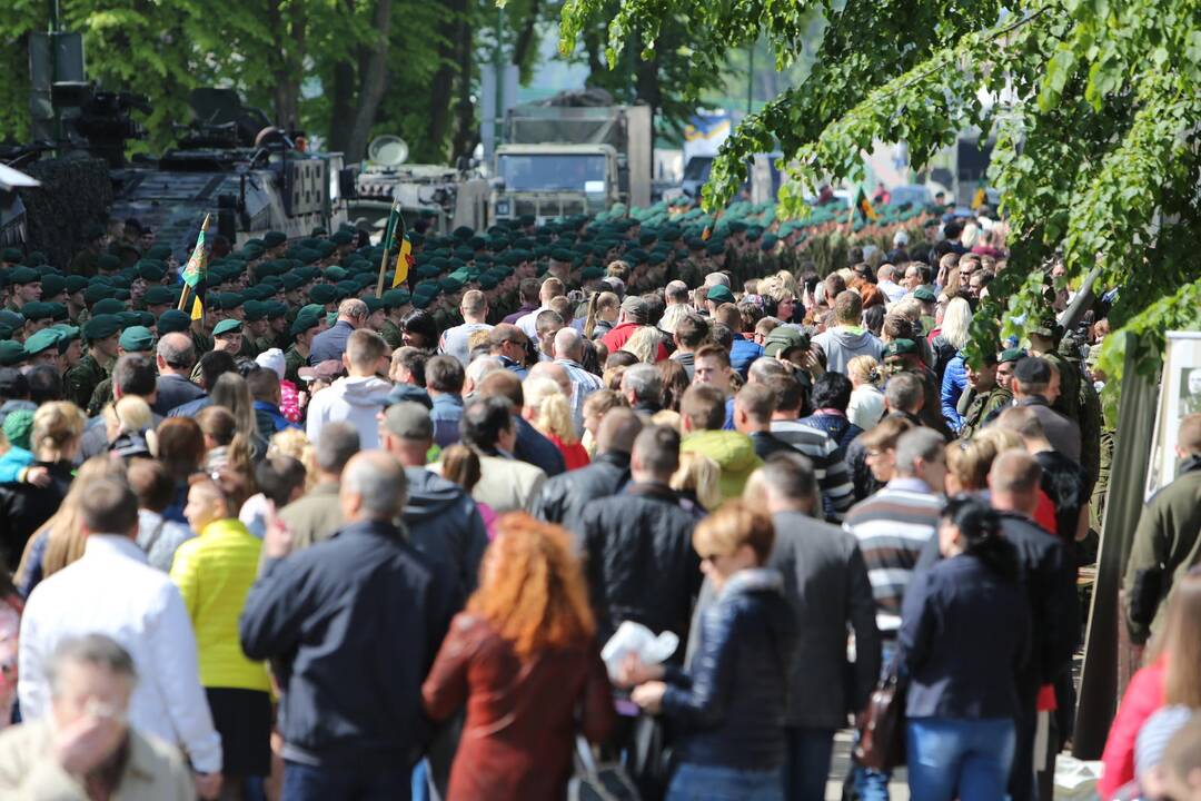 Klaipėdoje į atsargą išlydėti pirmieji šauktiniai
