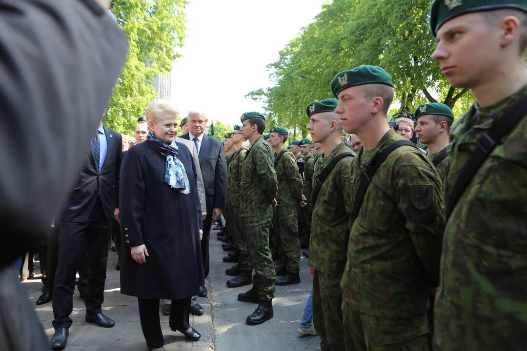 Klaipėdoje į atsargą išlydėti pirmieji šauktiniai