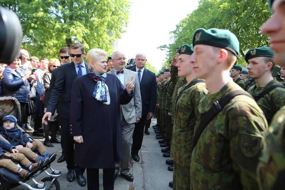 Klaipėdoje į atsargą išlydėti pirmieji šauktiniai