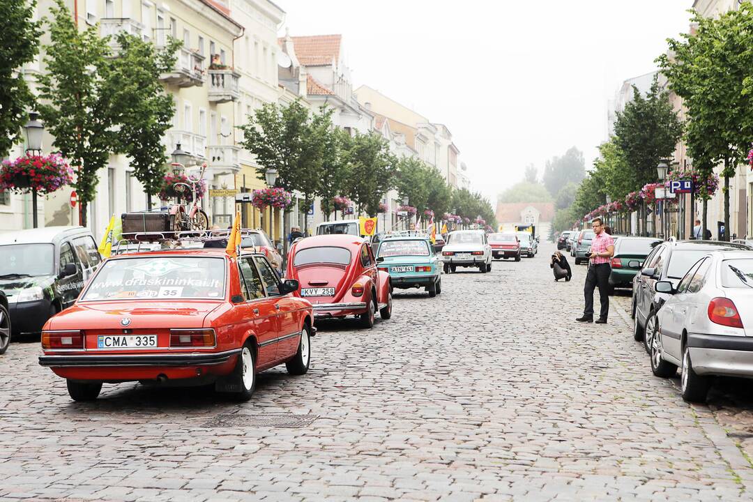 Senovinių automobilių išlėdytuvės į žygį per Lietuvą