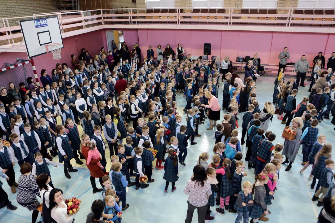 Mokiniai siekė pagerinti obuolių valgymo rekordą
