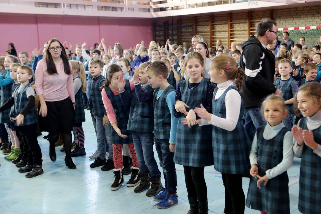 Mokiniai siekė pagerinti obuolių valgymo rekordą