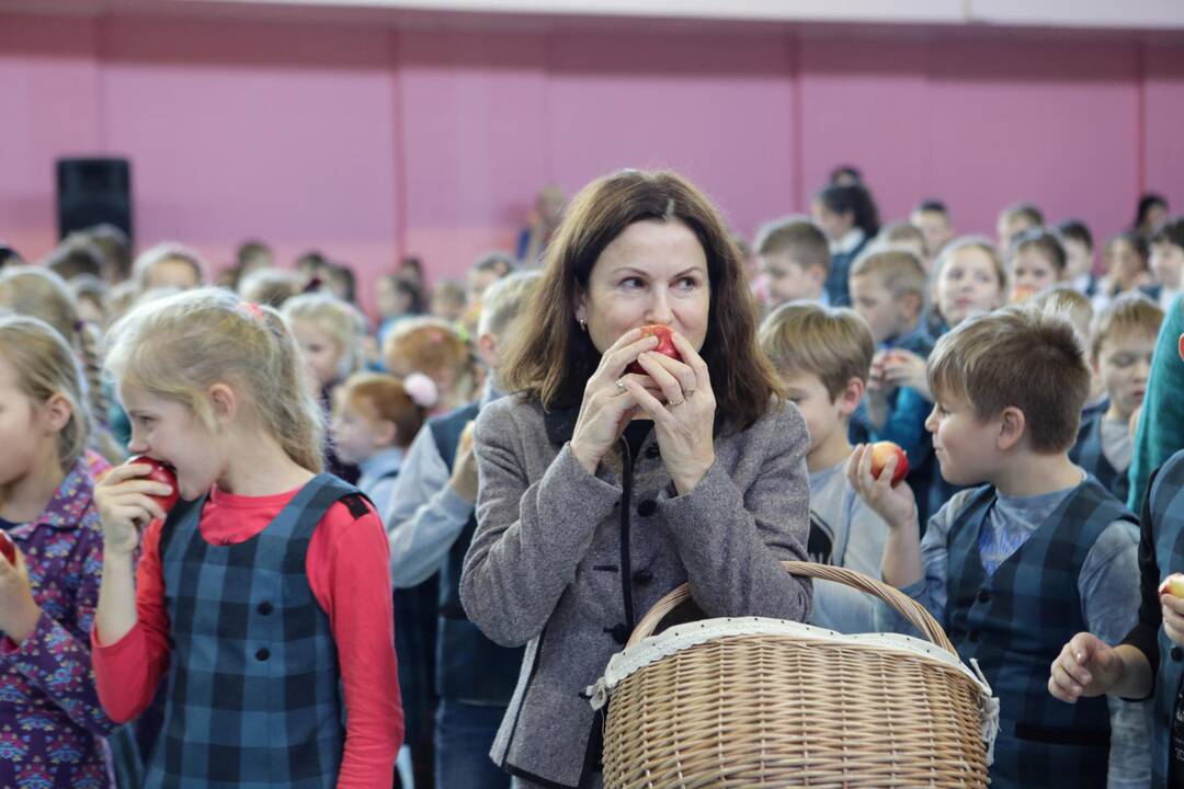 Mokiniai siekė pagerinti obuolių valgymo rekordą