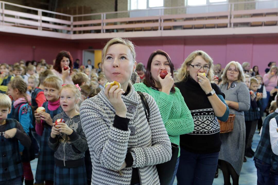 Mokiniai siekė pagerinti obuolių valgymo rekordą