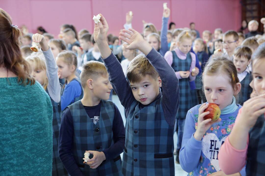 Mokiniai siekė pagerinti obuolių valgymo rekordą