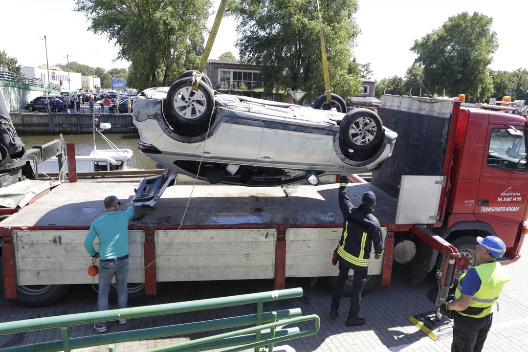 Iš Dangės upės ištrauktas nuskendusio JAV kario automobilis