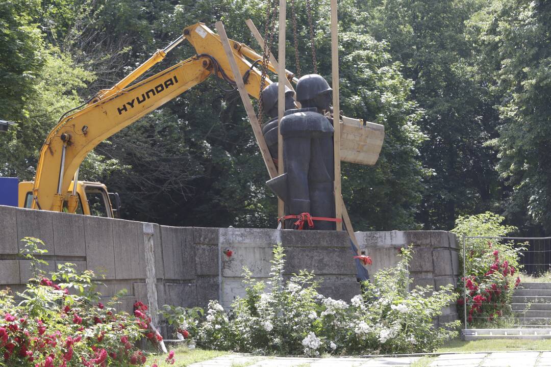 Klaipėdoje pradėti demontuoti sovietmečio paminklai