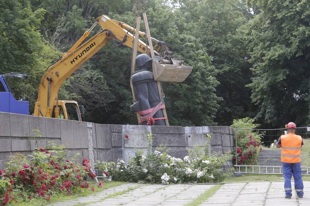 Klaipėdoje pradėti demontuoti sovietmečio paminklai