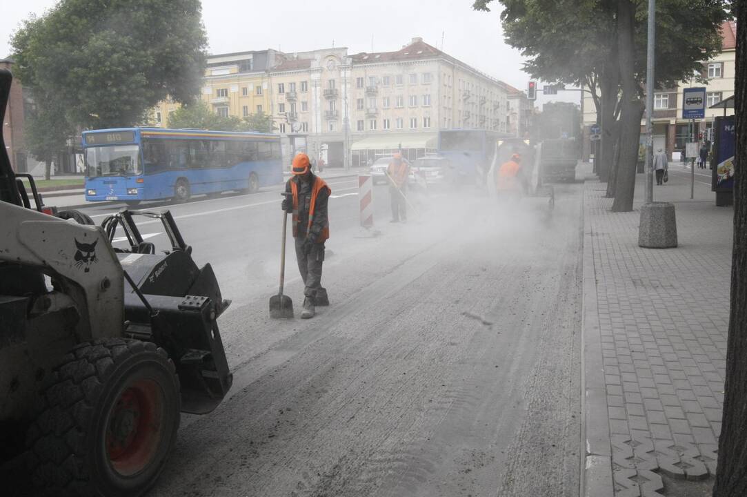 Kelininkai toliau gramdė asfaltą