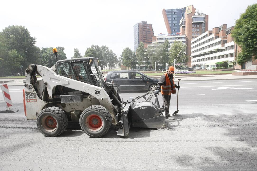 Kelininkai toliau gramdė asfaltą