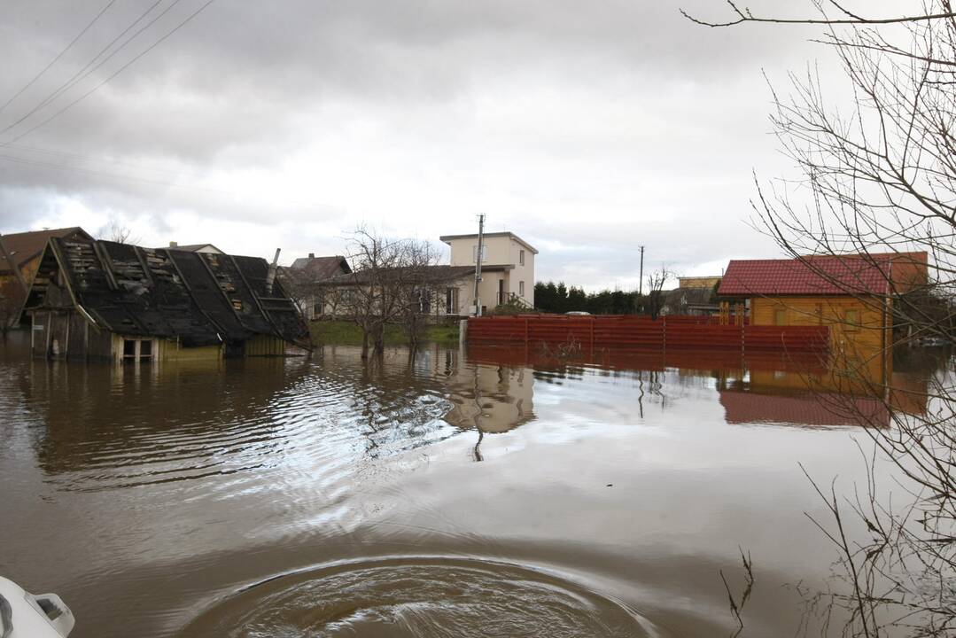 Purmaliuose vanduo tuoj sieks namų stogus