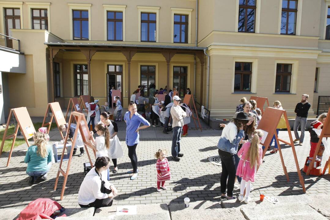 Meno dirbtuvės uostamiesčio bibliotekos kiemelyje