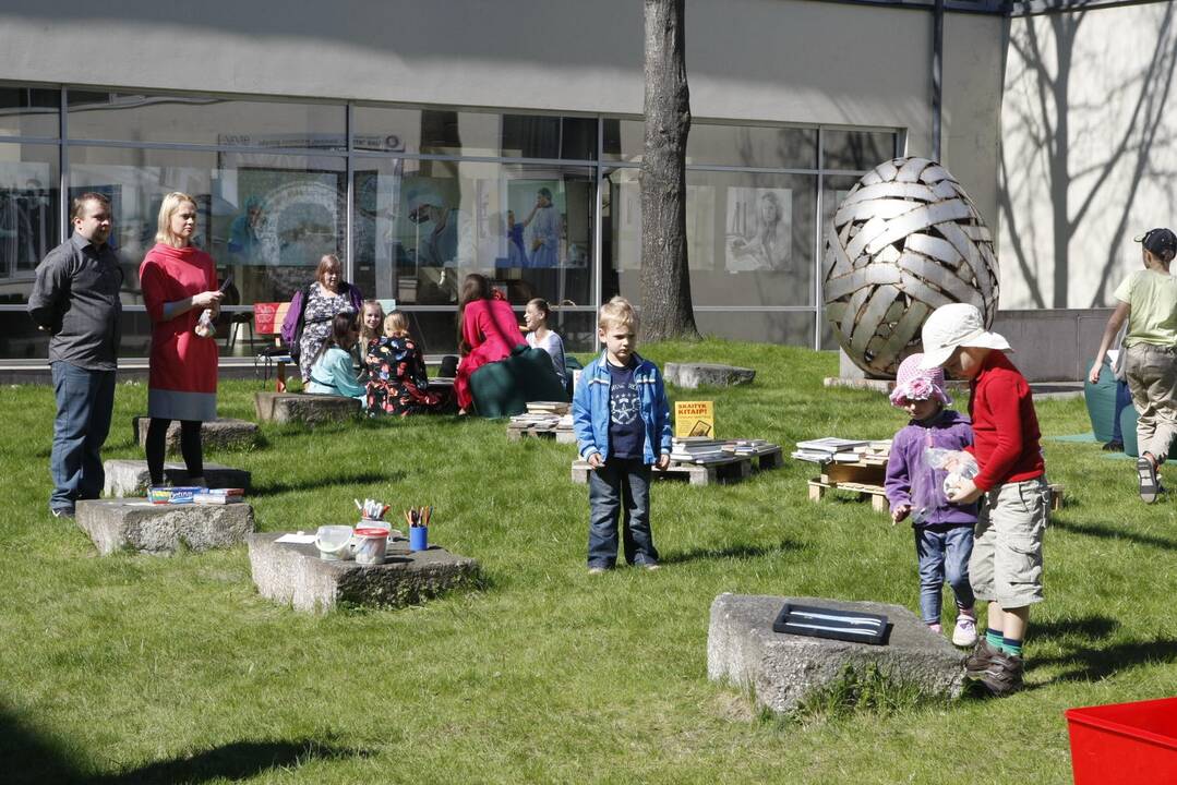 Meno dirbtuvės uostamiesčio bibliotekos kiemelyje