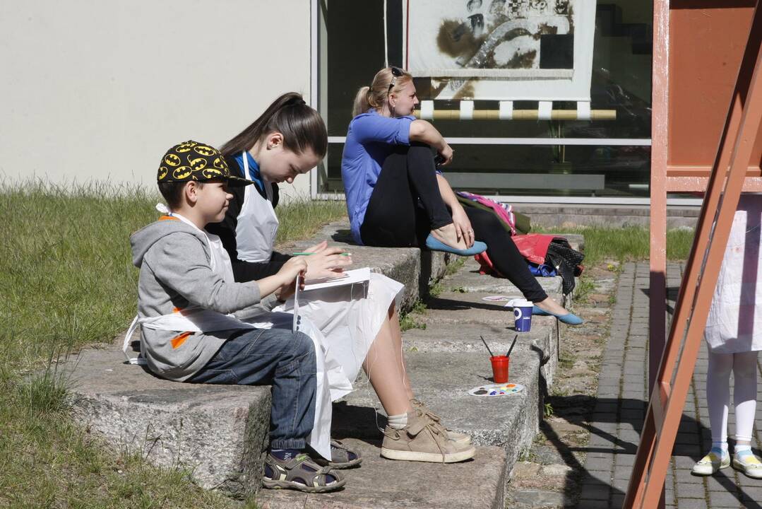 Meno dirbtuvės uostamiesčio bibliotekos kiemelyje