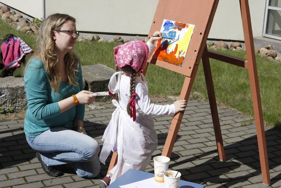 Meno dirbtuvės uostamiesčio bibliotekos kiemelyje