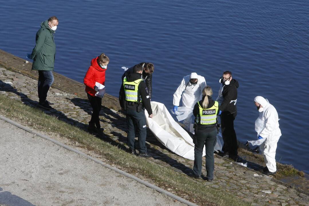 Klaipėdoje praeivis pastebėjo tvenkinyje plūduriuojantį skenduolį