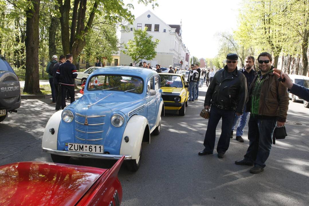 Senovinių automobilių paradas 