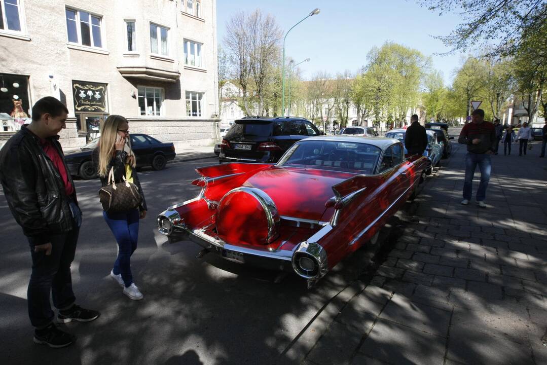 Senovinių automobilių paradas 