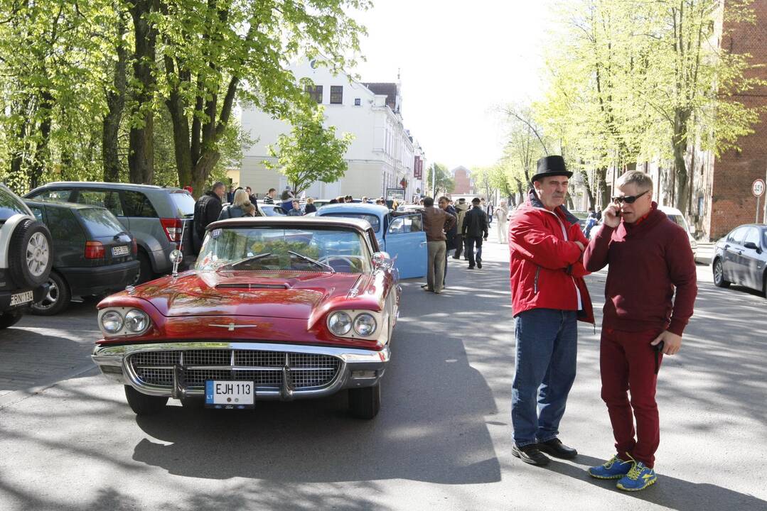 Senovinių automobilių paradas 