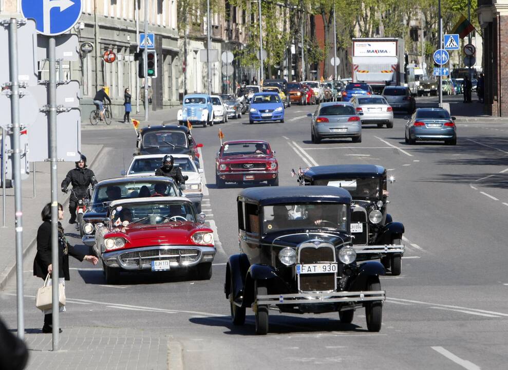 Senovinių automobilių paradas 